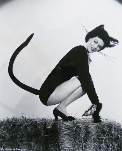 mujer vestida de gato